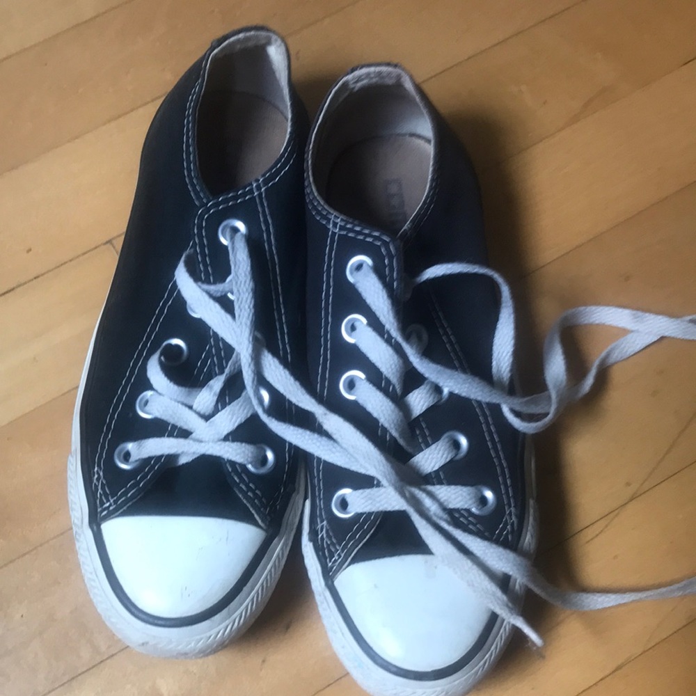 Black converse low tops. Size 3 girls.